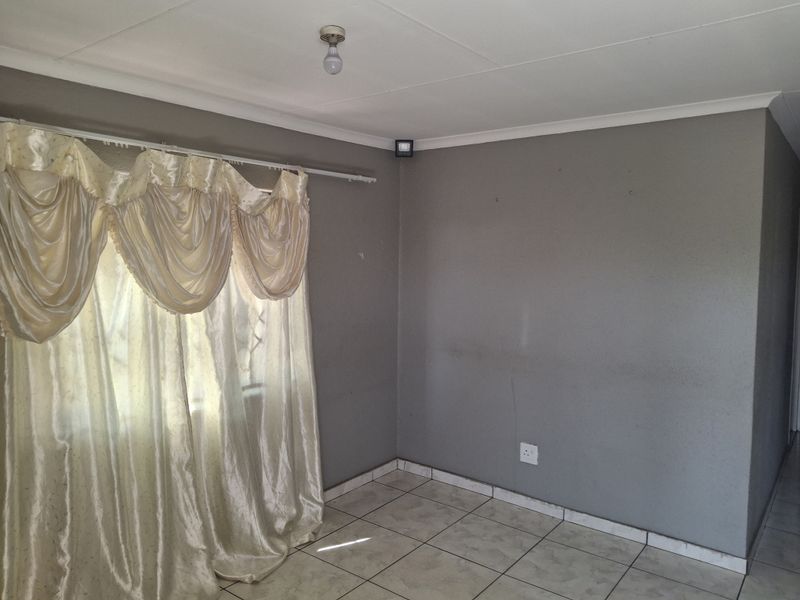 Beautiful 3-Bedroom House for Sale in Windmill Park, Ekurhuleni - Photo 3