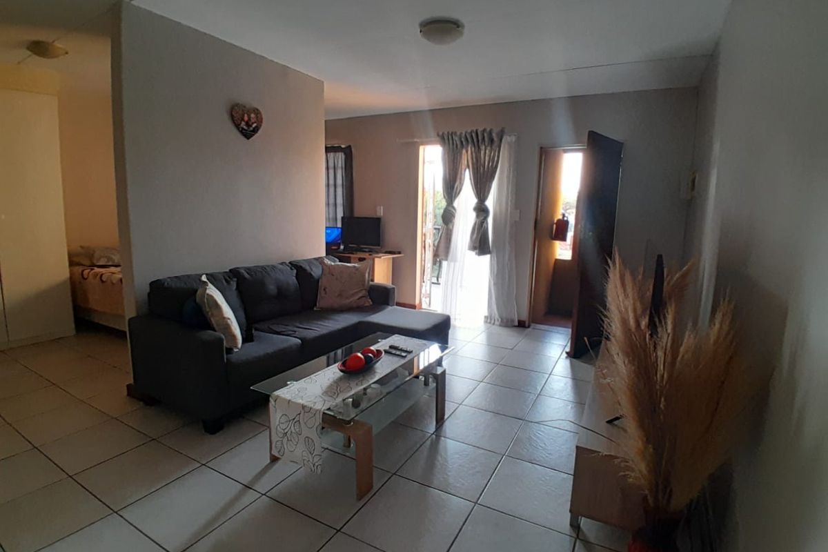 Stylish and Secure Bachelor Unit in Silver Lakes - Photo 4