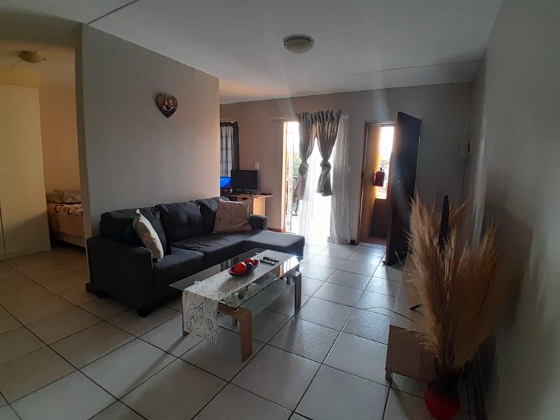 Stylish and Secure Bachelor Unit in Silver Lakes - Photo 4