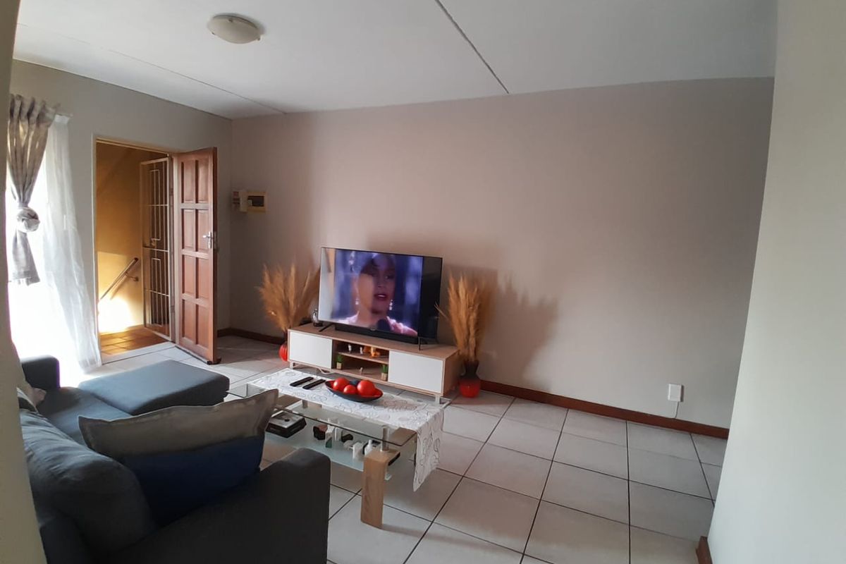 Stylish and Secure Bachelor Unit in Silver Lakes - Photo 5