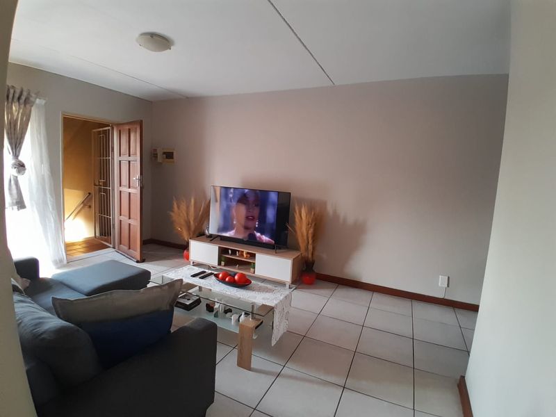 Stylish and Secure Bachelor Unit in Silver Lakes - Photo 5