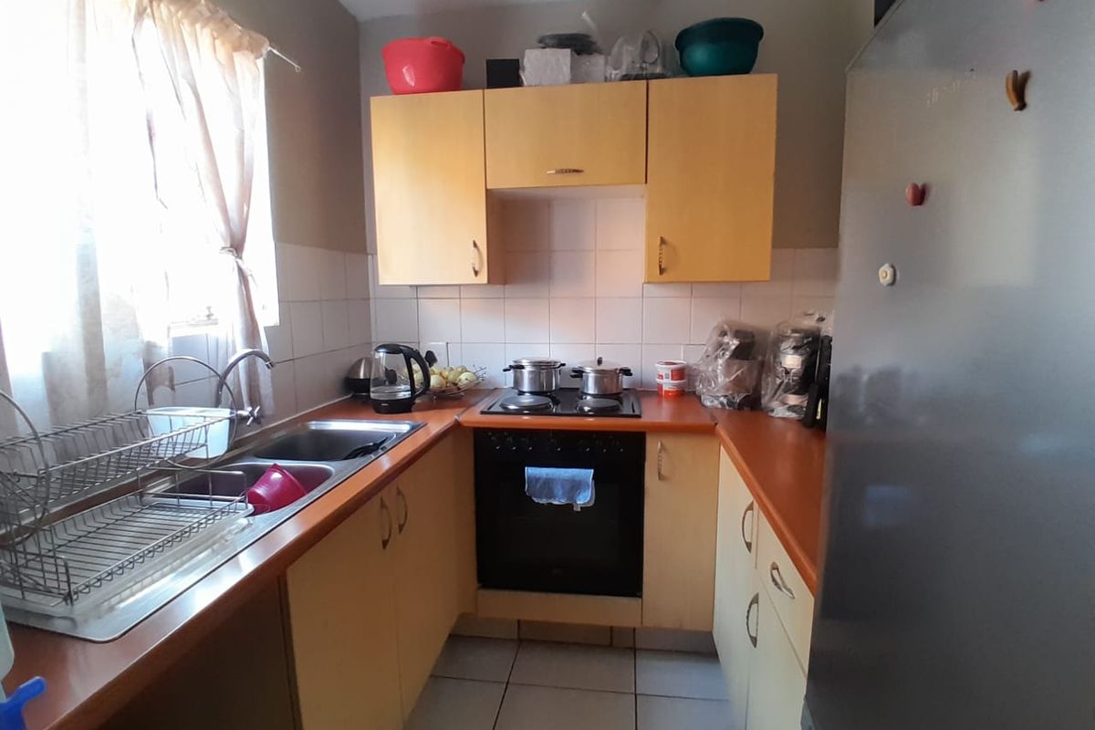 Stylish and Secure Bachelor Unit in Silver Lakes - Photo 3