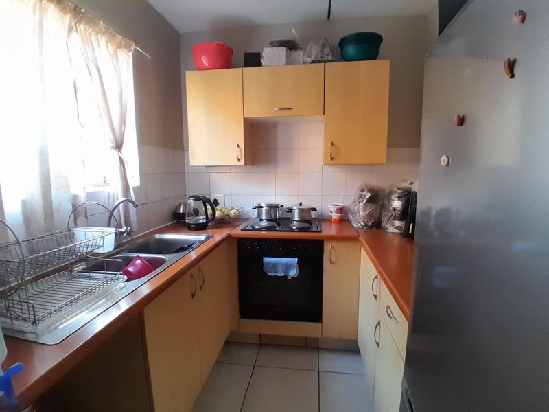 Stylish and Secure Bachelor Unit in Silver Lakes - Photo 3