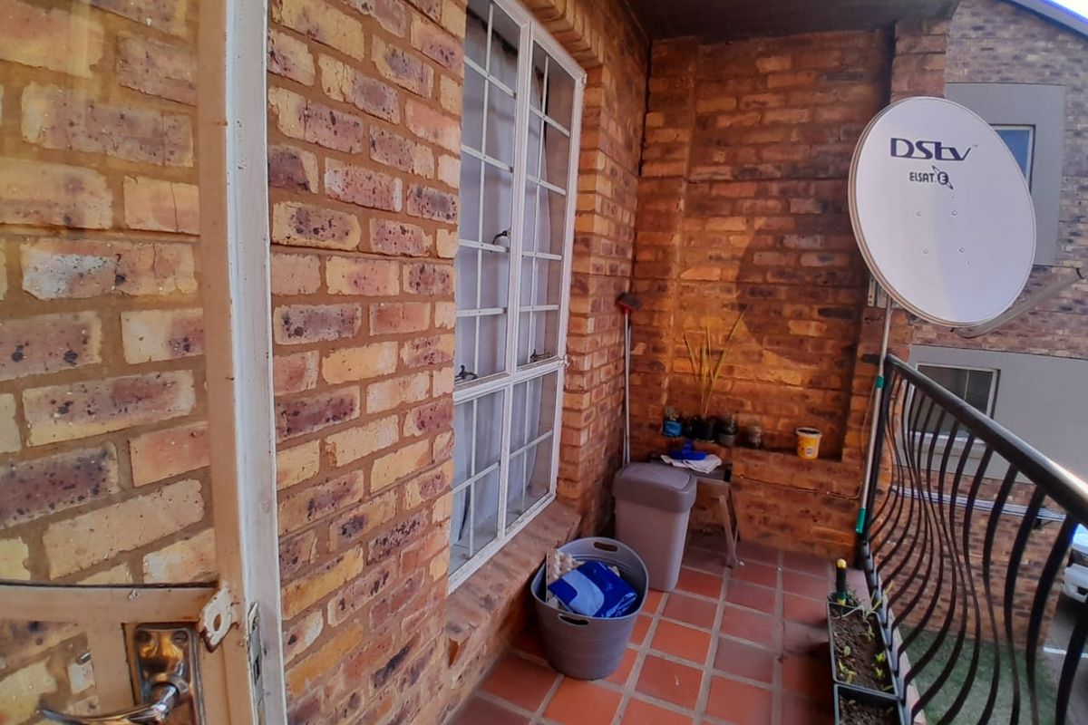 Stylish and Secure Bachelor Unit in Silver Lakes - Photo 2