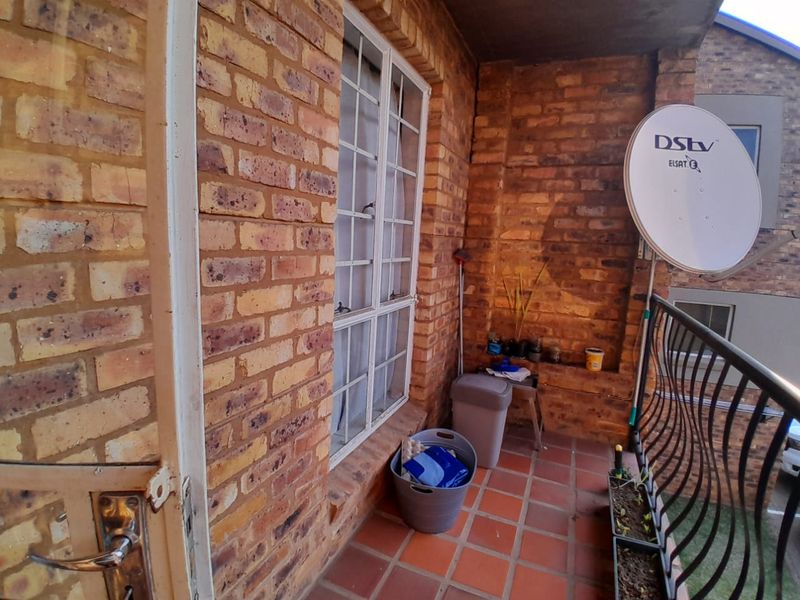 Stylish and Secure Bachelor Unit in Silver Lakes - Photo 2