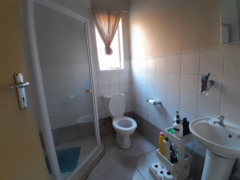 Stylish and Secure Bachelor Unit in Silver Lakes - Photo 9