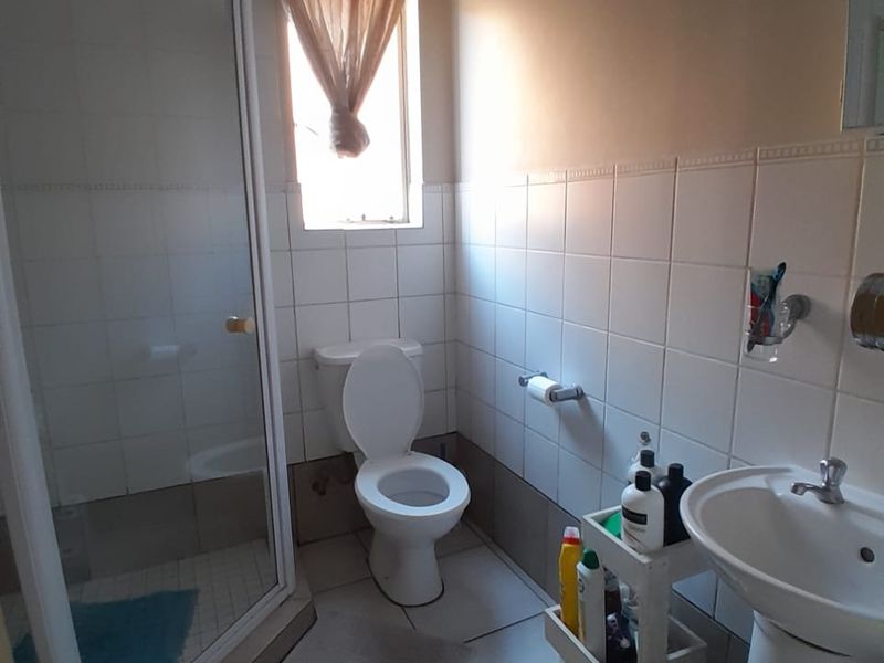 Stylish and Secure Bachelor Unit in Silver Lakes - Photo 8