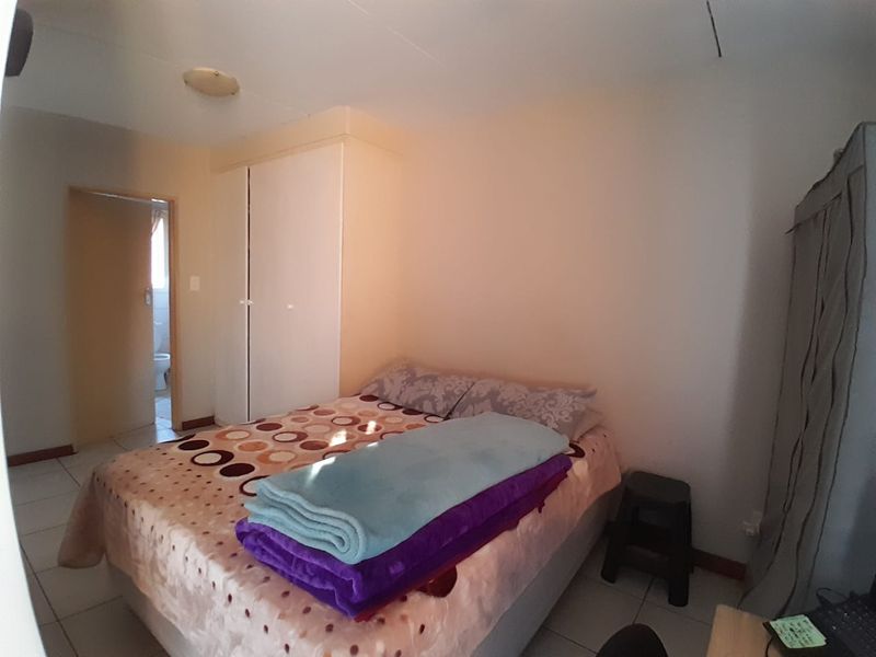 Stylish and Secure Bachelor Unit in Silver Lakes - Photo 7