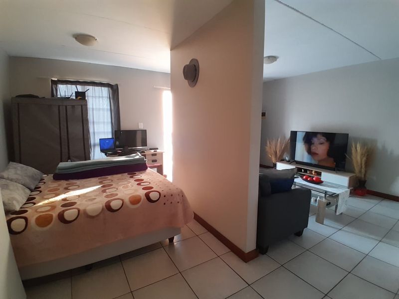 Stylish and Secure Bachelor Unit in Silver Lakes - Photo 6