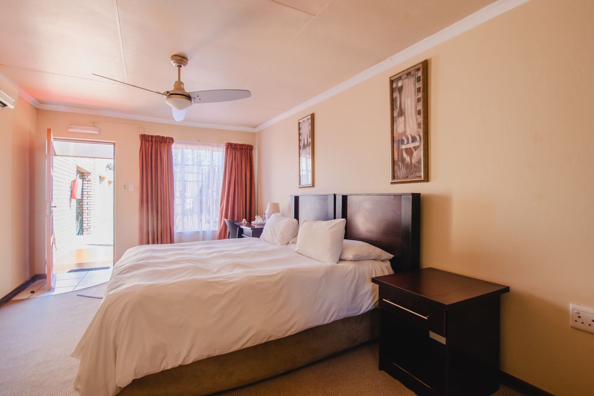 Guest House & Spa For Sale Benoni Small Farms - Photo 4