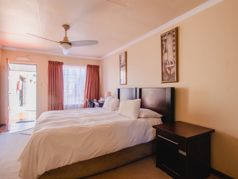 Guest House & Spa For Sale Benoni Small Farms - Photo 4