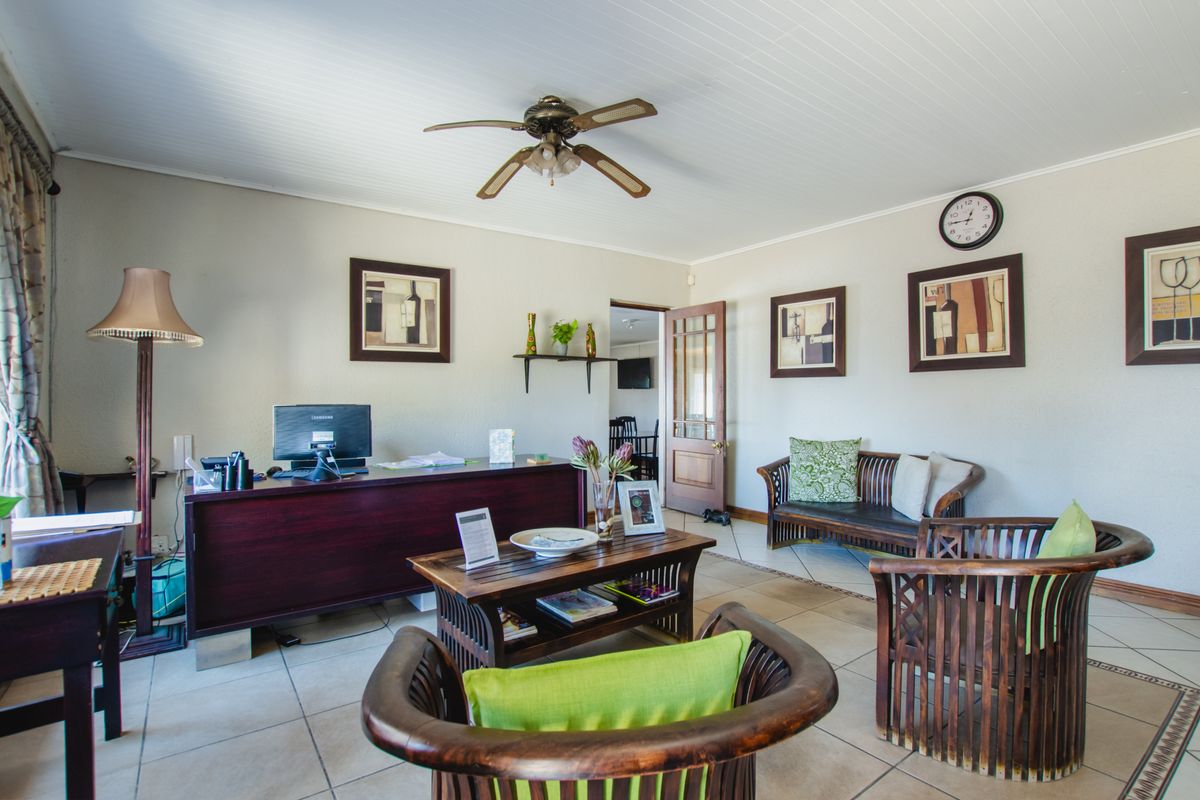 Guest House & Spa For Sale Benoni Small Farms - Photo 2