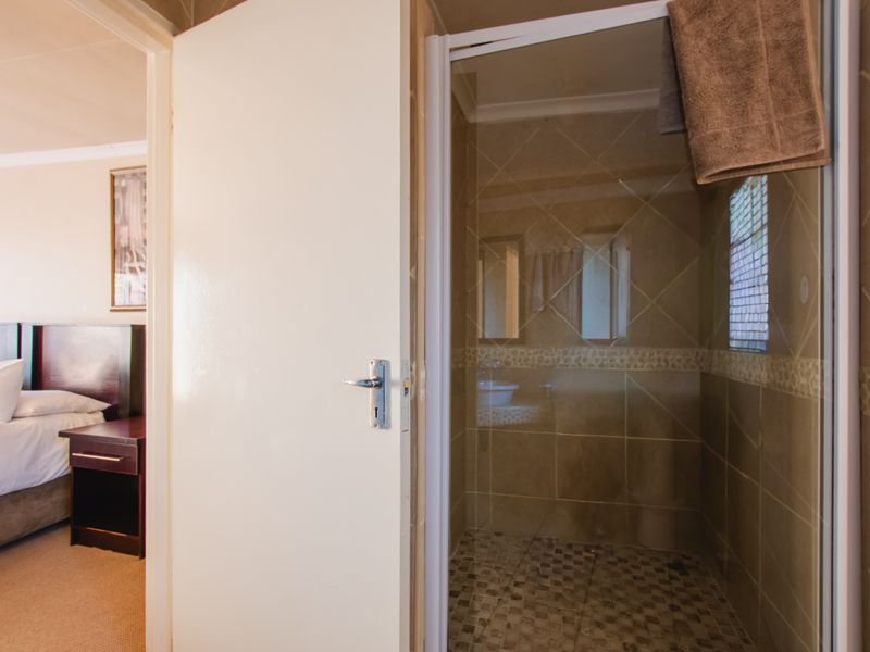 Guest House & Spa For Sale Benoni Small Farms - Photo 8