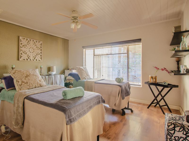 Guest House & Spa For Sale Benoni Small Farms - Photo 3