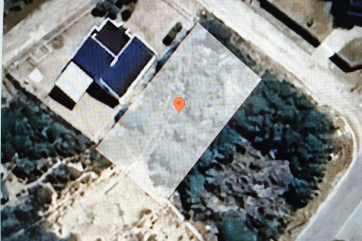 Well-Positioned Vacant Stand - Photo 5