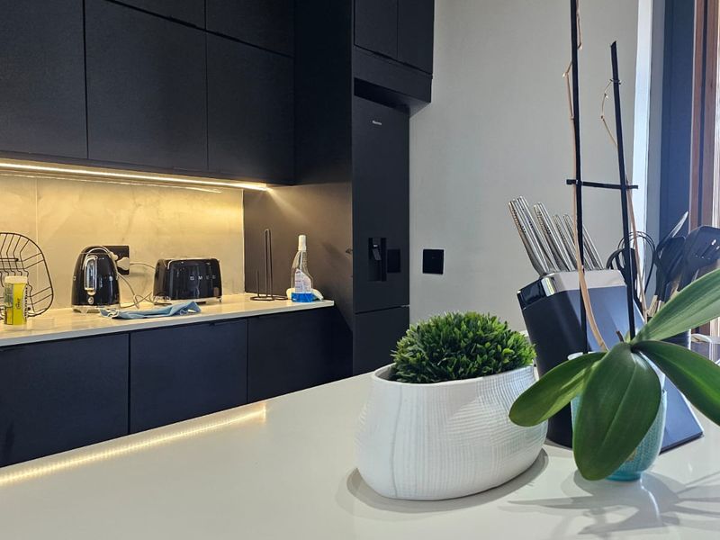 Modern 2-Bedroom Forest Apartment in Dunkirk Estate - Photo 5