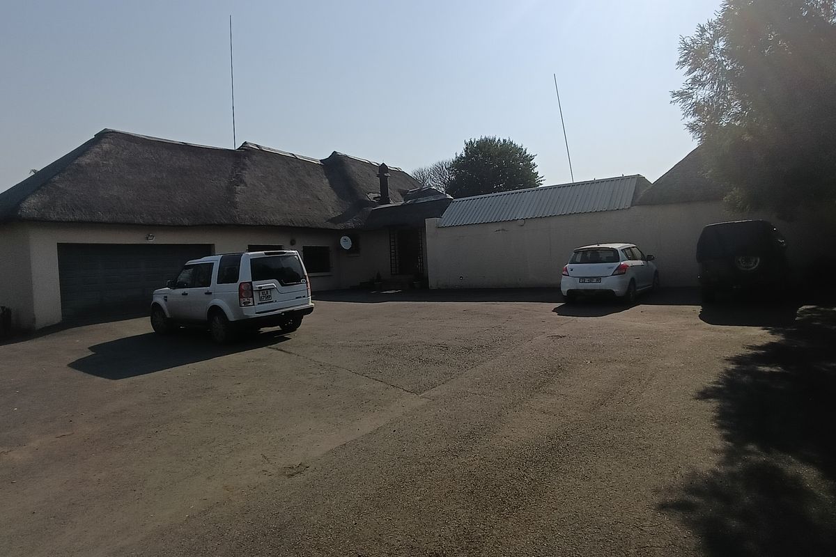 Charming 2.2-Hectare Retreat with Pool & Modern Comforts - Photo 3