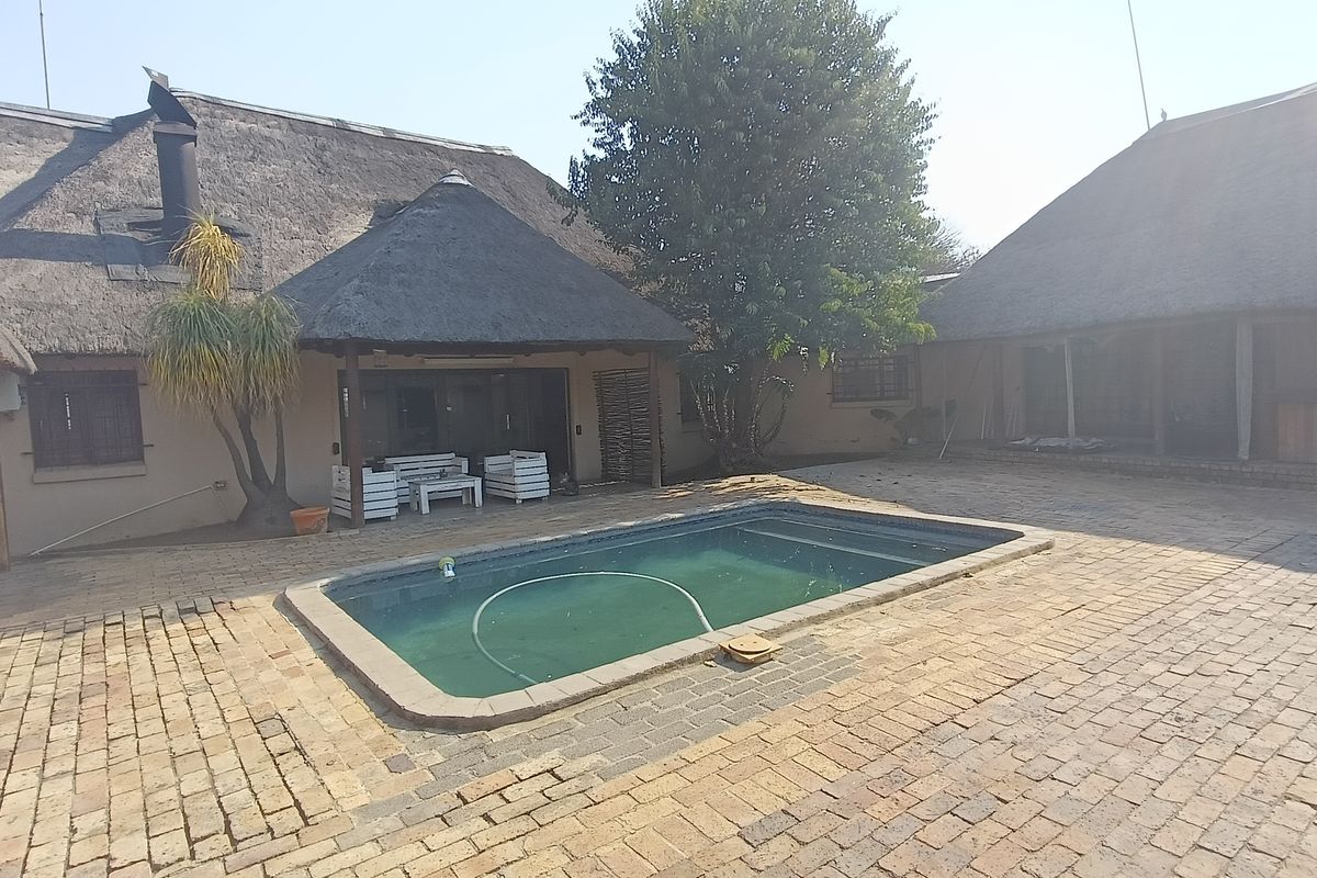 Charming 2.2-Hectare Retreat with Pool & Modern Comforts - Photo 2