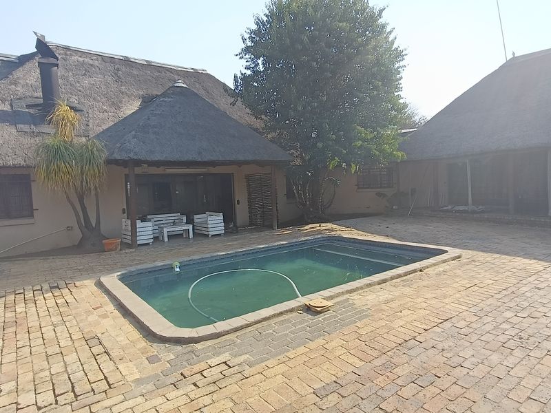 Charming 2.2-Hectare Retreat with Pool & Modern Comforts - Photo 2