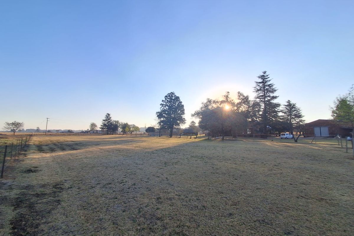 IMMACULATE 8HA HORSE RANCH ON THE OUTSKIRTS OF FALCON RIDGE WITH 4 WELL KEPT FLATLETS - Photo 2