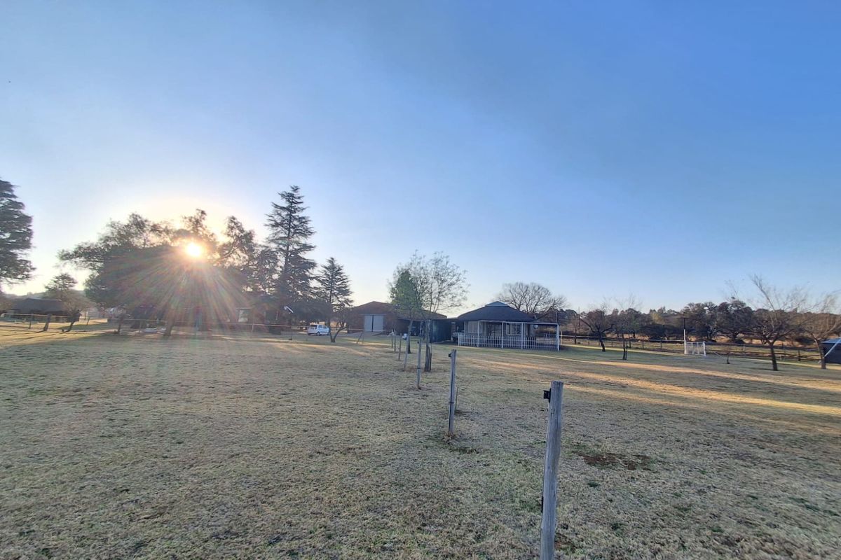 IMMACULATE 8HA HORSE RANCH ON THE OUTSKIRTS OF FALCON RIDGE WITH 4 WELL KEPT FLATLETS - Photo 3