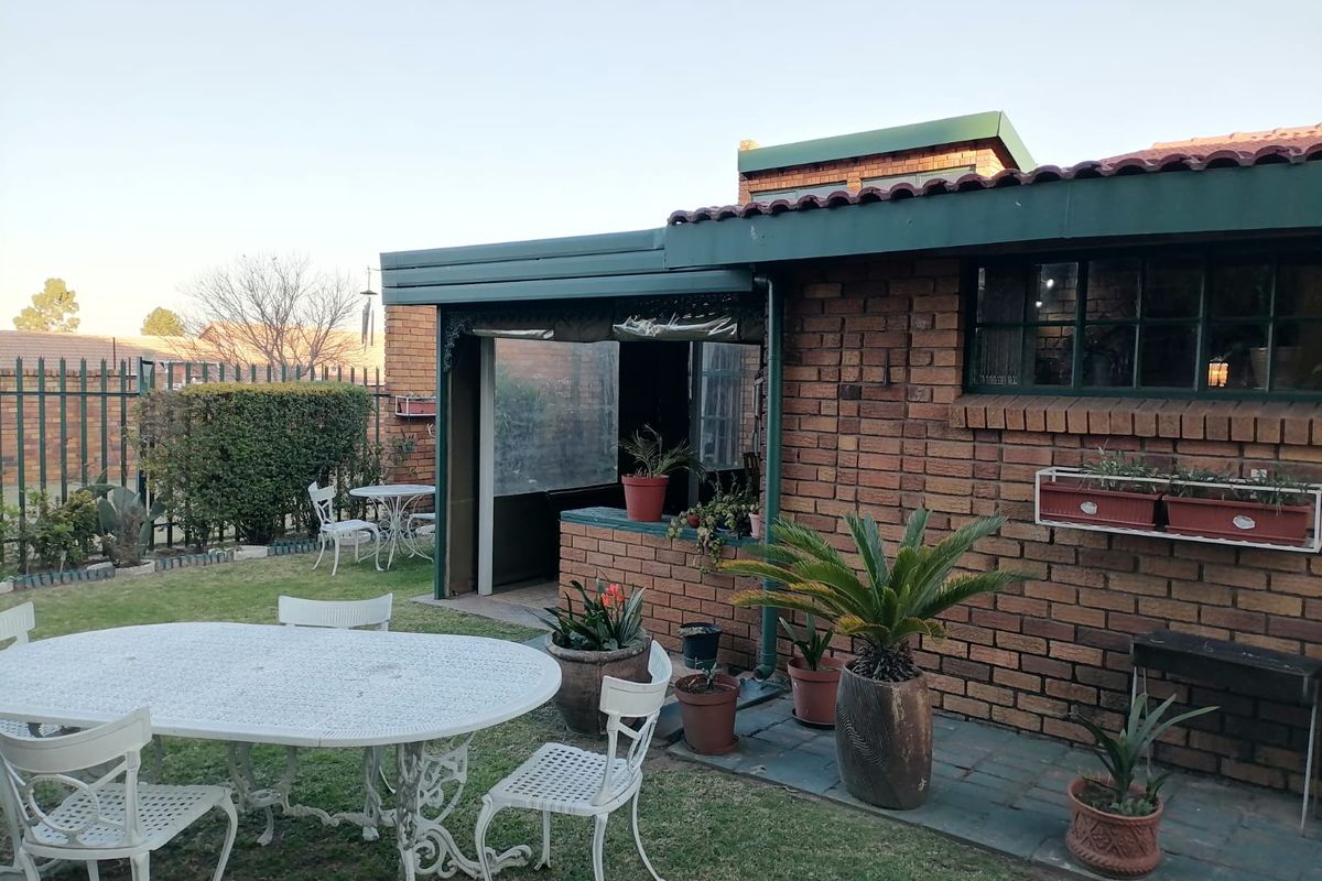 Stunning 3 bedroom,2 bathroom Townhouse in Dalpark Ext1,Brakpan - Photo 4
