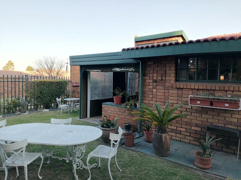 Stunning 3 bedroom,2 bathroom Townhouse in Dalpark Ext1,Brakpan - Photo 4