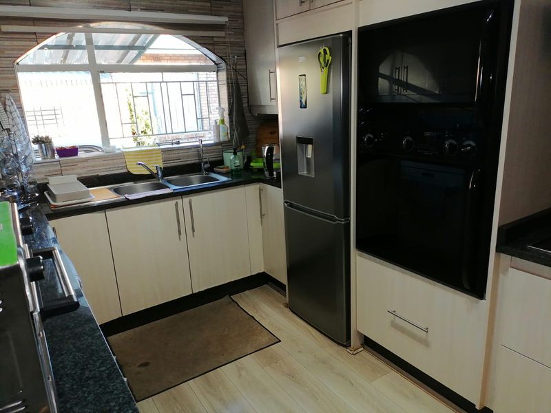 Stunning 3 bedroom,2 bathroom Townhouse in Dalpark Ext1,Brakpan - Photo 9