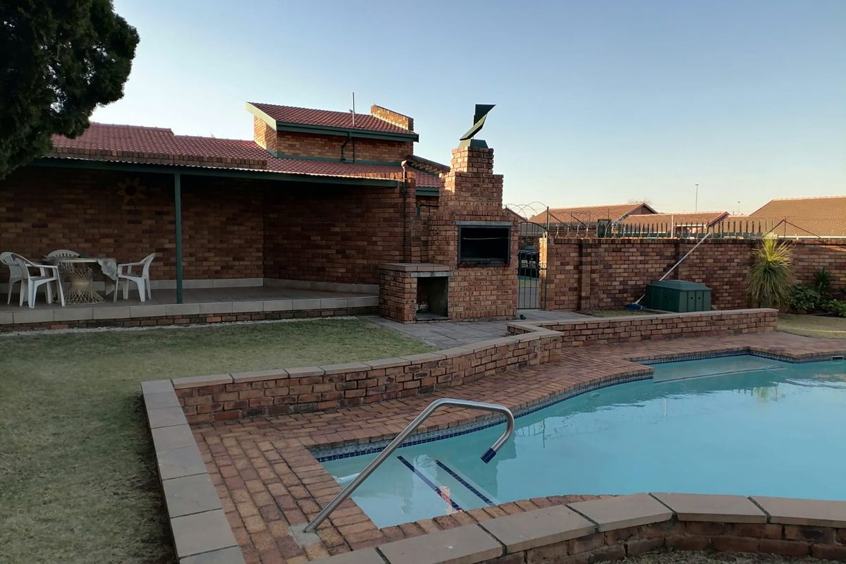 Stunning 3 bedroom,2 bathroom Townhouse in Dalpark Ext1,Brakpan - Photo 3
