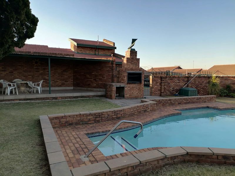 Stunning 3 bedroom,2 bathroom Townhouse in Dalpark Ext1,Brakpan - Photo 3