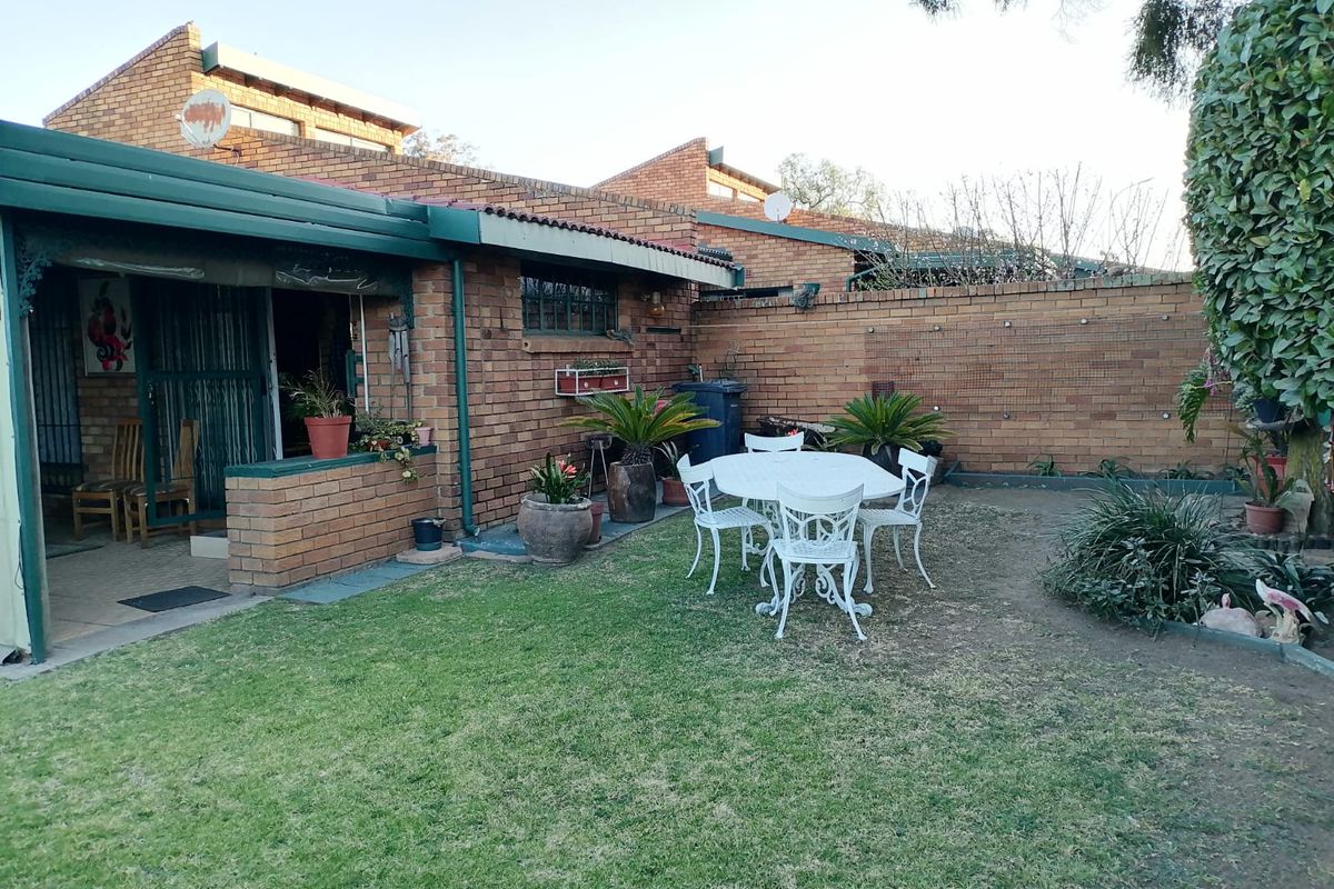 Stunning 3 bedroom,2 bathroom Townhouse in Dalpark Ext1,Brakpan - Photo 2