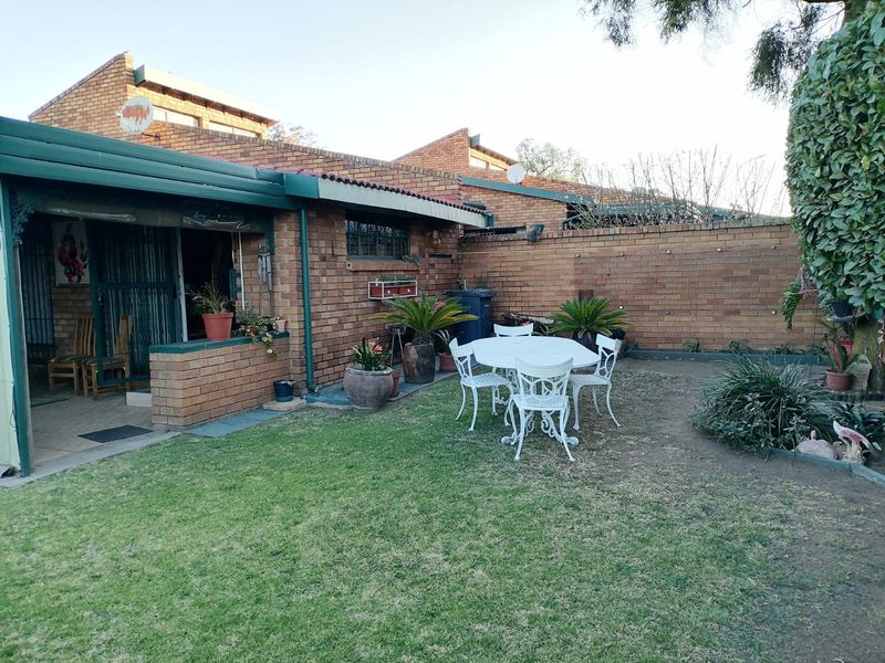 Stunning 3 bedroom,2 bathroom Townhouse in Dalpark Ext1,Brakpan - Photo 2