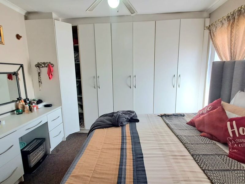 LOVELY 2 BEDROOM APARTNENT UP FOR GRABS - Photo 4