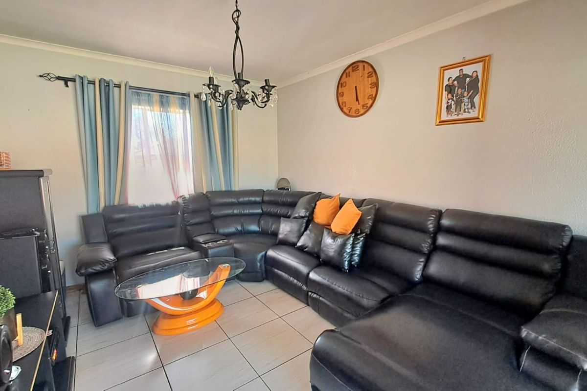 LOVELY 2 BEDROOM APARTNENT UP FOR GRABS - Photo 2