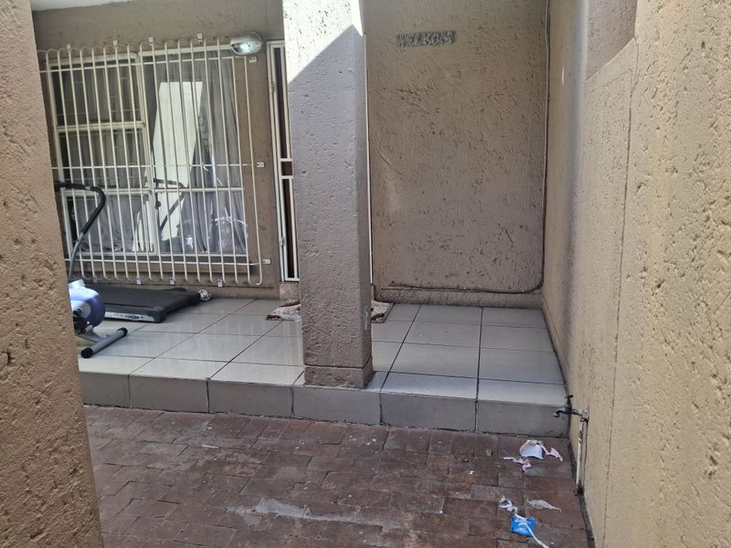 Immaculate Townhouse for Sale in Edleen! - Photo 2