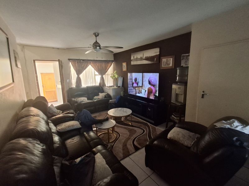 Immaculate Townhouse for Sale in Edleen! - Photo 9