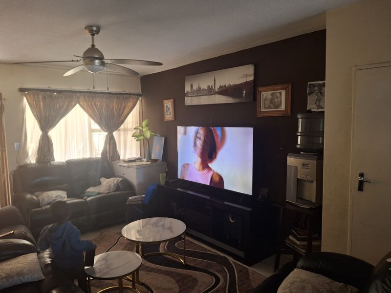 Immaculate Townhouse for Sale in Edleen! - Photo 8