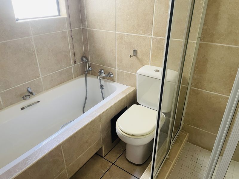 Cozy Family Home in Kengies, Fourways - Photo 9