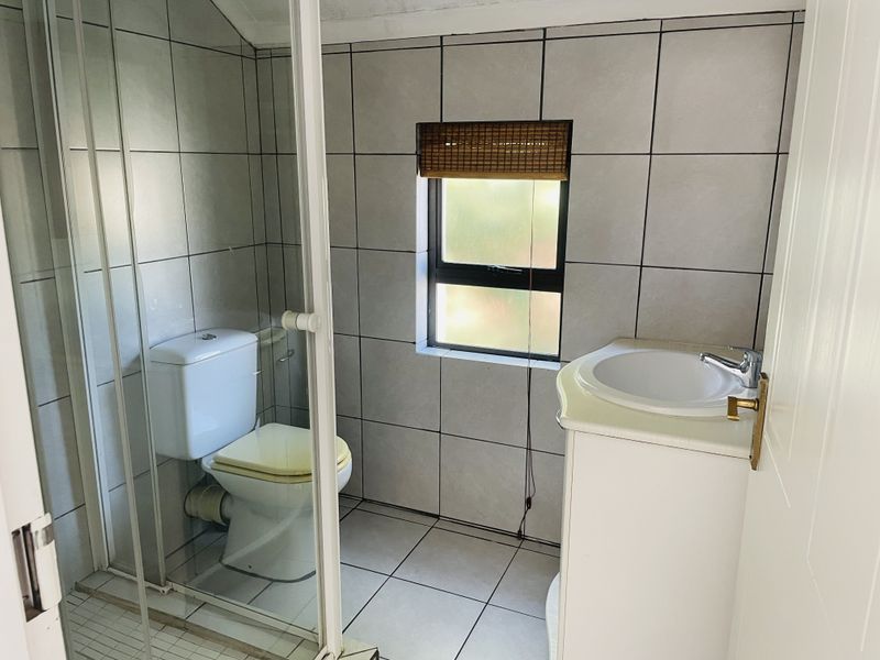 Cozy Family Home in Kengies, Fourways - Photo 7