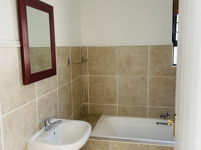 Cozy Family Home in Kengies, Fourways - Photo 6