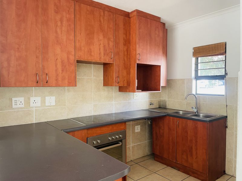Cozy Family Home in Kengies, Fourways - Photo 2