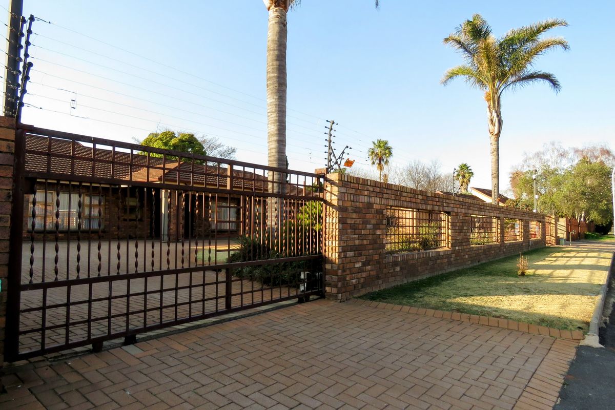 Stunning Family Home with Flatlet, Pool & Excellent Security - Photo 2