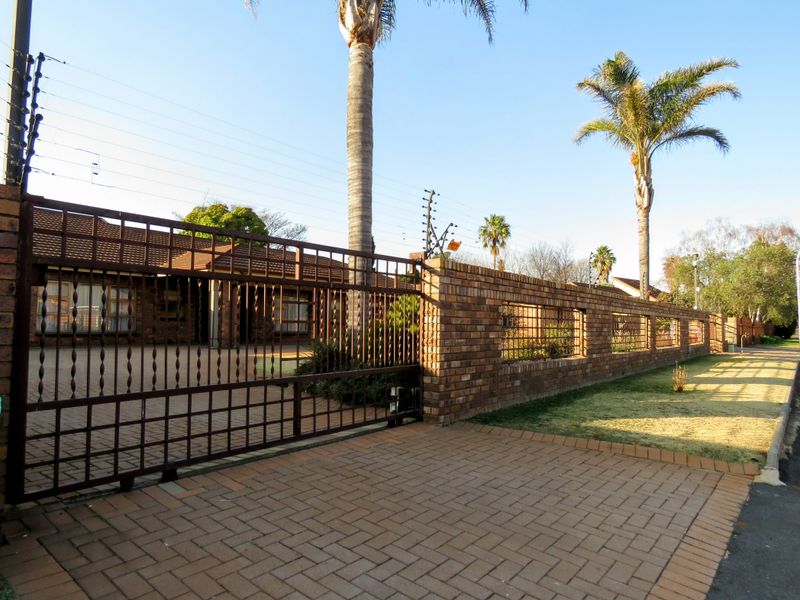 Stunning Family Home with Flatlet, Pool & Excellent Security - Photo 2