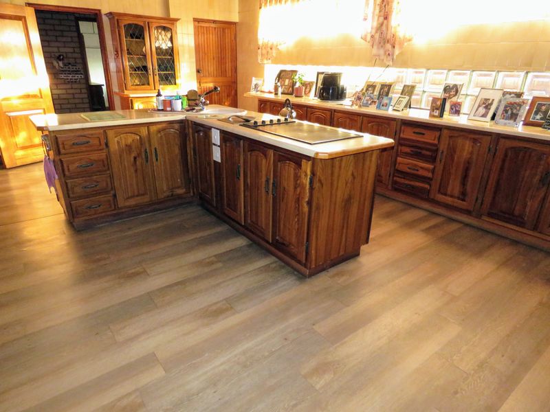 Stunning Family Home with Flatlet, Pool & Excellent Security - Photo 6