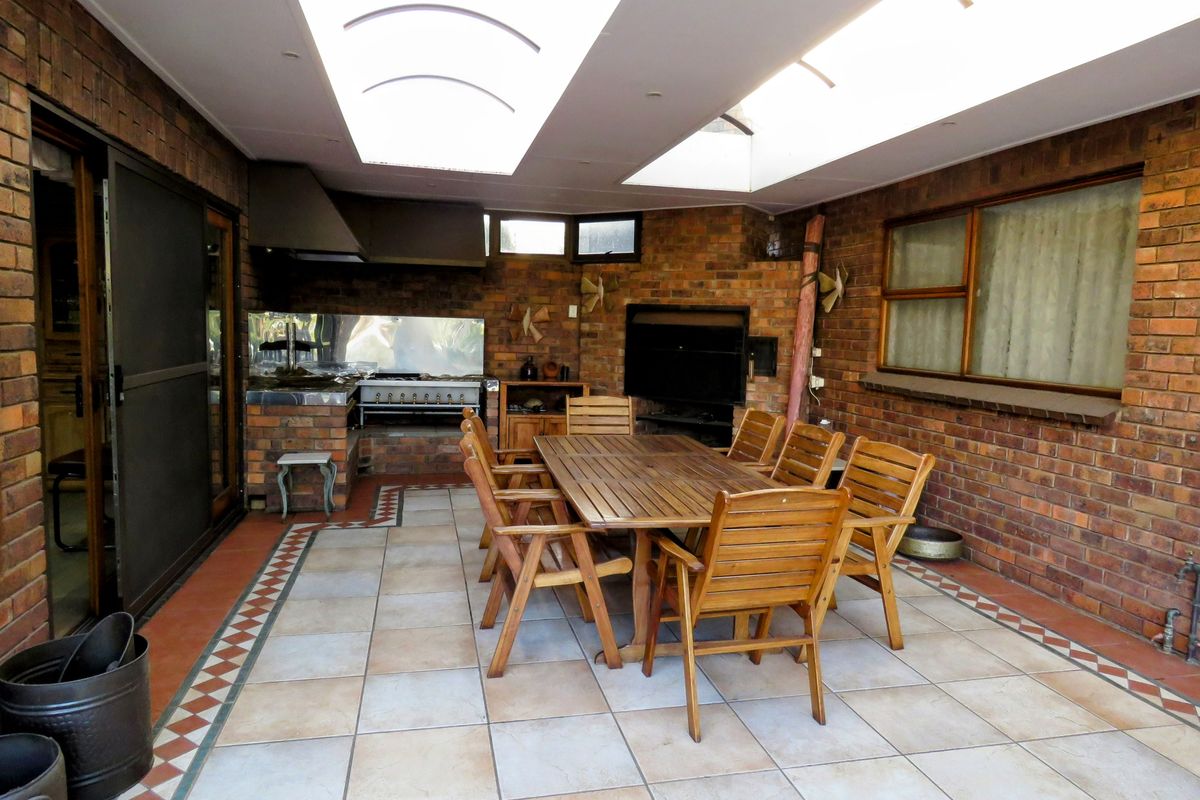 Stunning Family Home with Flatlet, Pool & Excellent Security - Photo 5