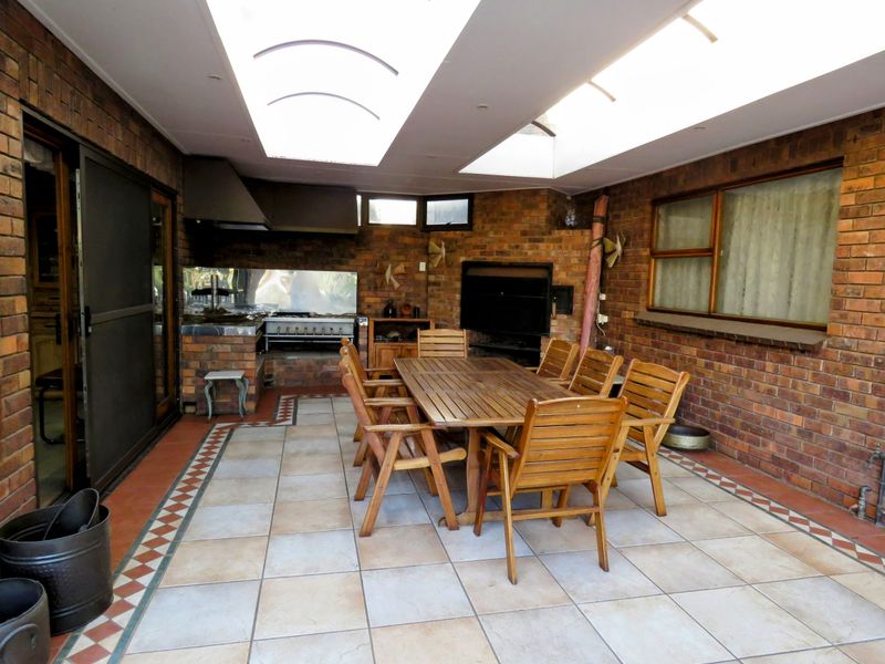 Stunning Family Home with Flatlet, Pool & Excellent Security - Photo 5