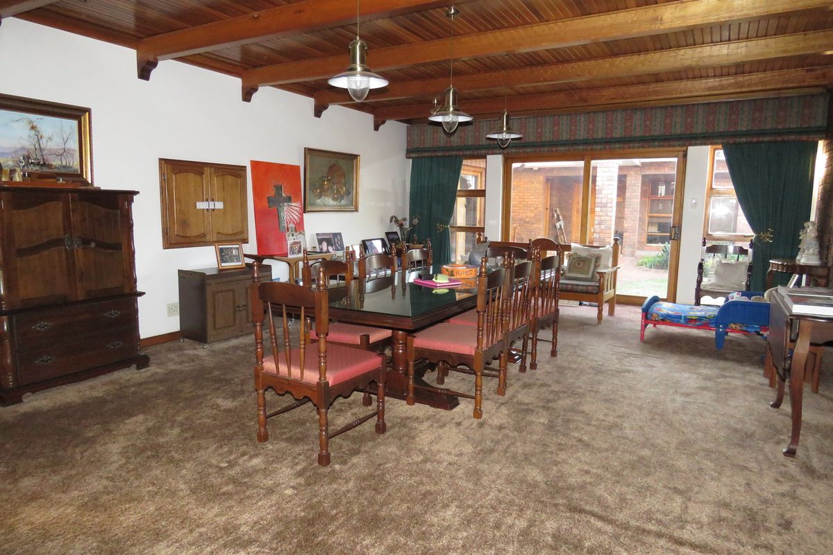 Stunning Family Home with Flatlet, Pool & Excellent Security - Photo 4