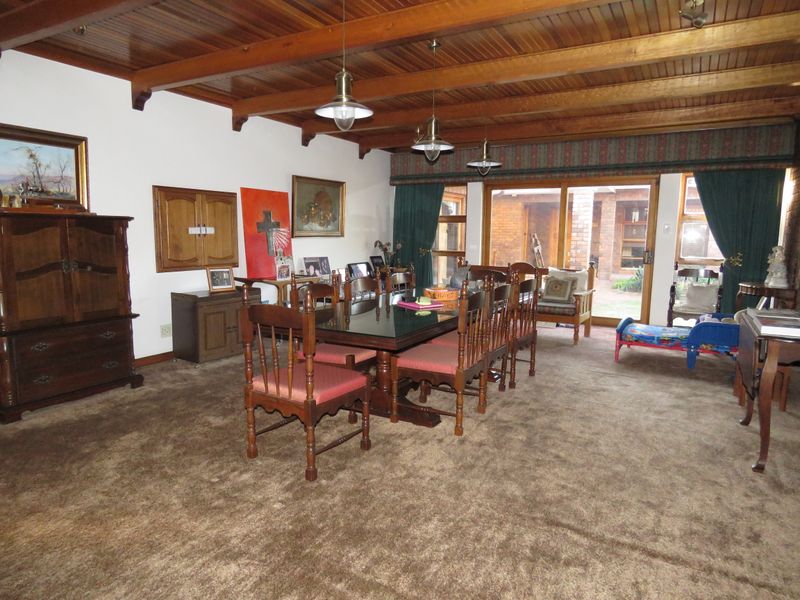 Stunning Family Home with Flatlet, Pool & Excellent Security - Photo 4