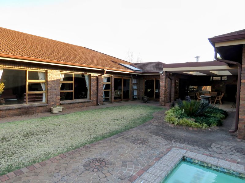 Stunning Family Home with Flatlet, Pool & Excellent Security - Photo 9