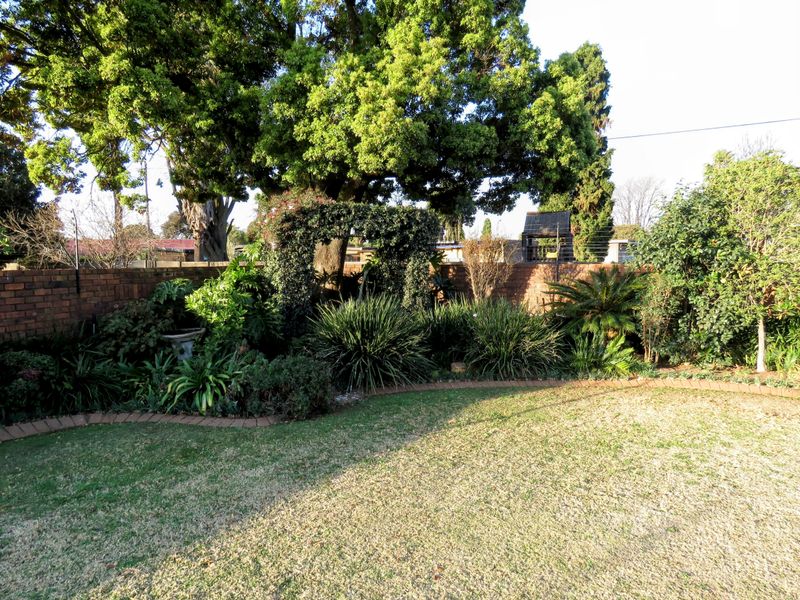 Stunning Family Home with Flatlet, Pool & Excellent Security - Photo 7